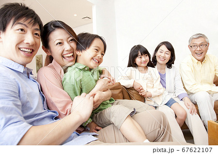 テレビを見る三世代家族 67622107