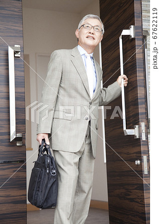 出勤する男性 67622119