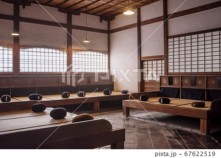 座禅体験　禅イメージ　禅修行　お寺の施設　 67622519