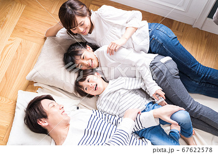 若い4人家族、仲良し 若い4人家族、仲良し 67622578