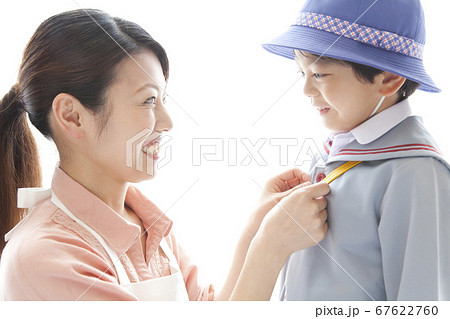 身支度をする親子 67622760