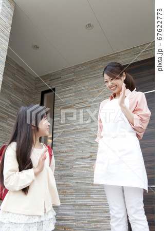 登校する娘と見送るお母さん 登校する娘と見送るお母さん 67622773