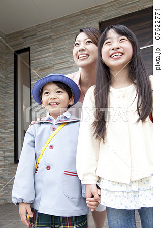 登校する子供と見送るお母さん 登校する子供と見送るお母さん 67622774