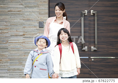 登校する子供と見送るお母さん 67622775