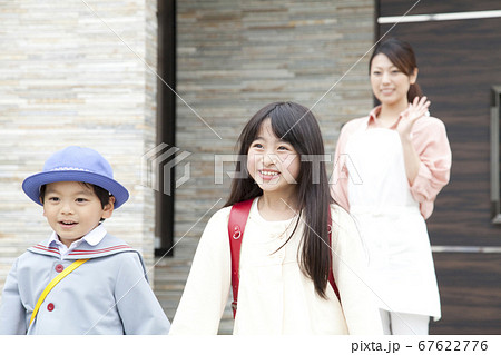 登校する子供と見送るお母さん 登校する子供と見送るお母さん 67622776