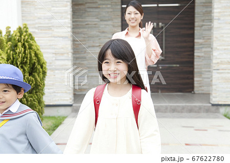 登校する子供と見送るお母さん 登校する子供と見送るお母さん 67622780