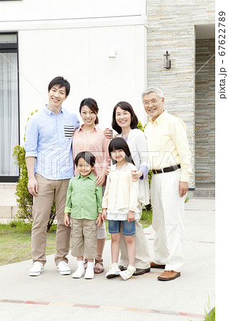 笑顔の三世代家族 67622789