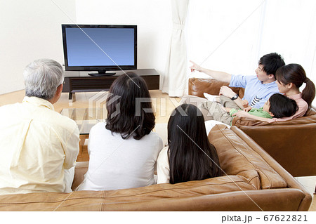 テレビを見る三世代家族 テレビを見る三世代家族 67622821