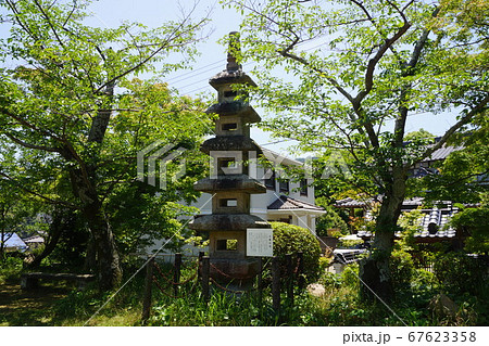 山口県 下関市 長府の五重石塔 67623358