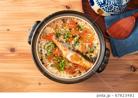 鮭としめじ、いくらの炊き込みご飯 67623481