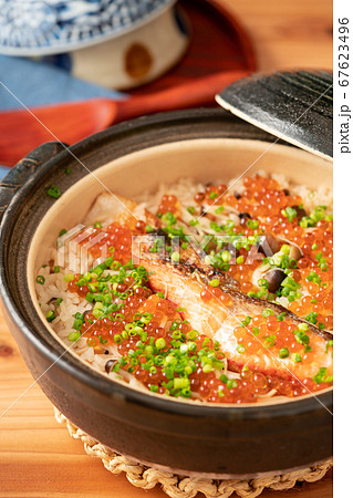 鮭としめじ、いくらの炊き込みご飯 67623496