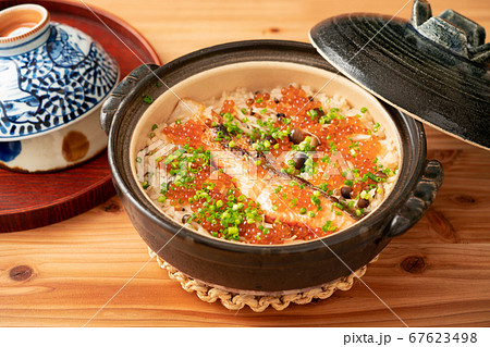 鮭としめじ、いくらの炊き込みご飯 67623498