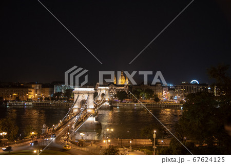 ブダペスト・くさり橋の夜景と市街地 67624125