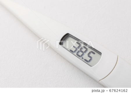 白い背景の上の体温計 67624162