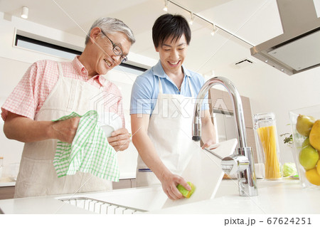 食事の後片付けをする親子 食事の後片付けをする親子 67624251