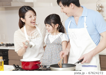 料理をする親子 67624272