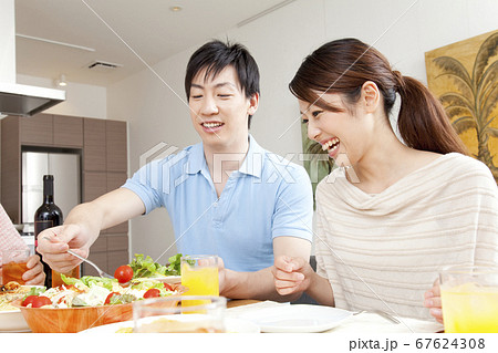 食事をする夫婦 食事をする夫婦 67624308