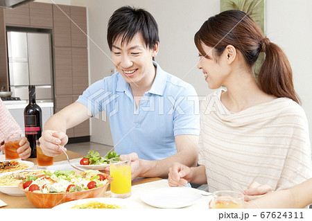 食事をする夫婦 67624311