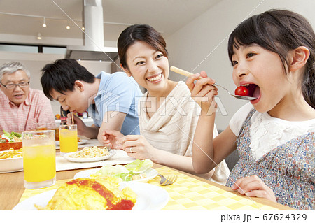 食事をする家族 67624329
