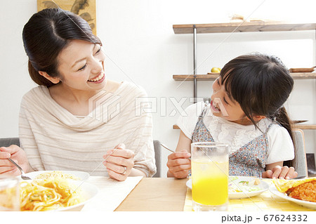 食事をする母子 食事をする母子 67624332