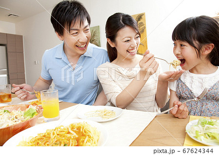食事をする親子 食事をする親子 67624344