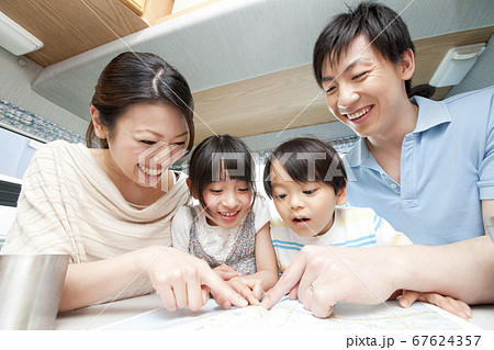 旅行の計画を立てる家族 旅行の計画を立てる家族 67624357