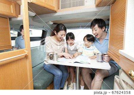 旅行の計画を立てる家族 67624358
