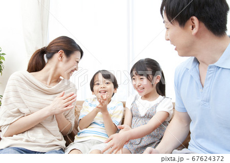 ソファで寛ぐ親子 ソファで寛ぐ親子 67624372
