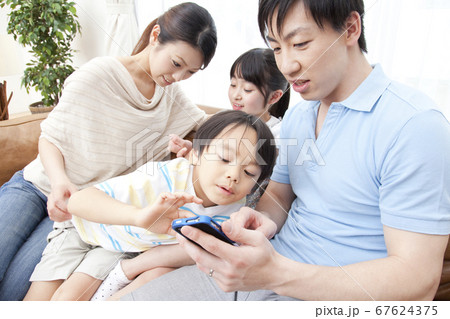ソファで寛ぐ親子 ソファで寛ぐ親子 67624375