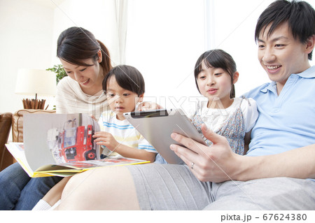 ソファで寛ぐ親子 ソファで寛ぐ親子 67624380