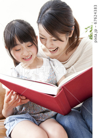 本を読む親子 本を読む親子 67624383