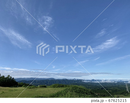 草原と青空 67625215