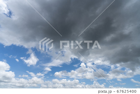 夏の空＿黒い雲・青い空・暗い雲・白い雲_背景素材 67625400