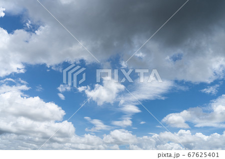夏の空_黒い雲・青い空・暗い雲・白い雲_背景素材 夏の空_黒い雲・青い空・暗い雲・白い雲_背景素材 67625401