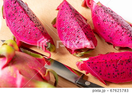 切り分けたドラゴンフルーツ 赤肉 ベトナム産の写真素材
