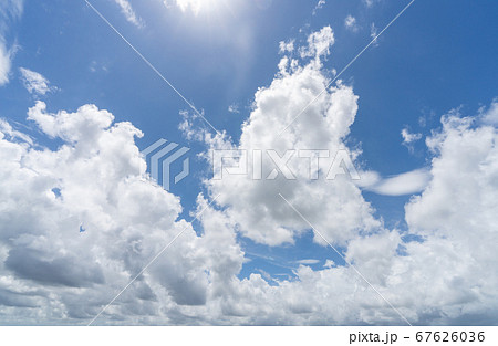 爽やかな夏の空　青い空・白い雲_背景素材 67626036