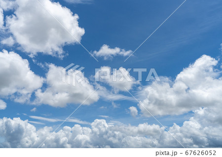 爽やかな夏の空 青い空 白い雲 背景素材の写真素材