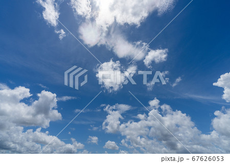 爽やかな夏の空 青い空・白い雲_背景素材 爽やかな夏の空 青い空・白い雲_背景素材 67626053