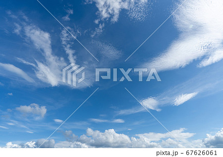 爽やかな夏の空 青い空 白い雲 背景素材の写真素材