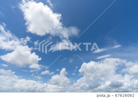 爽やかな夏の空 青い空 白い雲 背景素材の写真素材
