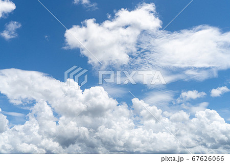 爽やかな夏の空　青い空・白い雲_背景素材 67626066