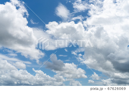 爽やかな夏の空 青い空 白い雲 背景素材の写真素材