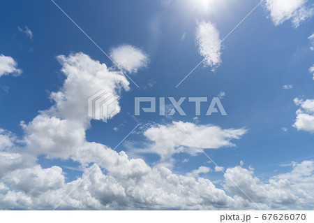 爽やかな夏の空　青い空・白い雲_背景素材 67626070