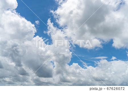 爽やかな夏の空 青い空・白い雲_背景素材 爽やかな夏の空 青い空・白い雲_背景素材 67626072