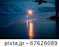 手持ち花火をしている様子 67626089