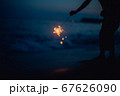 手持ち花火をしている様子 67626090