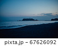 日が沈む前の江ノ島 67626092