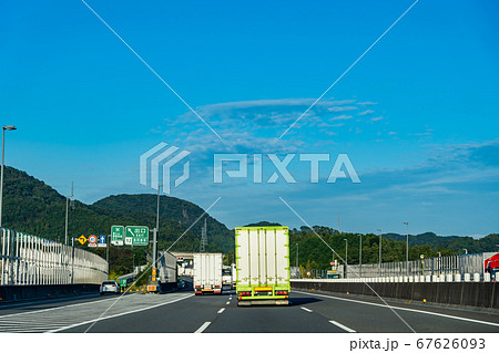 静岡県 新東名高速道路を走行中のトラック 島田金谷インターチェンジの出口 静岡県 新東名高速道路を走行中のトラック 島田金谷インターチェンジの出口 67626093