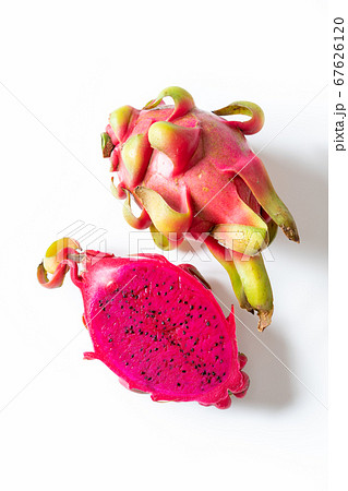 半分にカットしたドラゴンフルーツ（赤肉）　ベトナム産 67626120