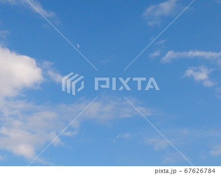 青空に覗く昼間の月 67626784